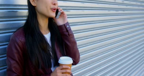 Mulher Bonita Falando Telefone Celular Enquanto Toma Café Rua — Vídeo de Stock