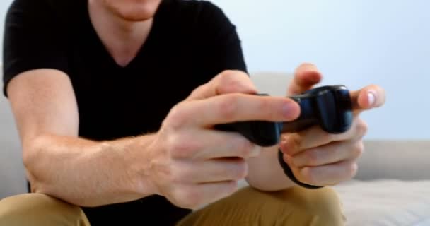 Mann Spielt Joystick Spiel Auf Sofa Vor Weißem Hintergrund — Stockvideo