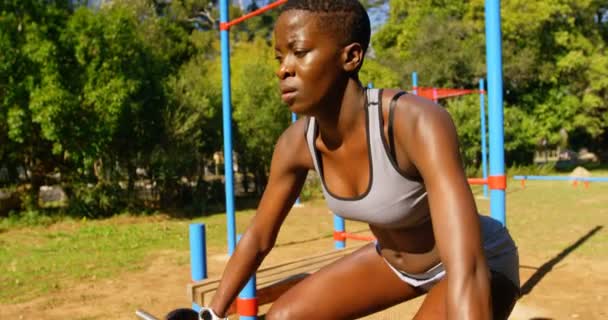 重量バーベル運動公園 の女性選手を決定 — ストック動画