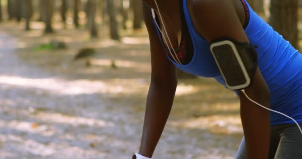 Müde Joggerin Checkt Zeit Auf Smartwatch Wald — Stockvideo