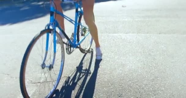 骑自行车的年轻妇女在街道4K — 图库视频影像