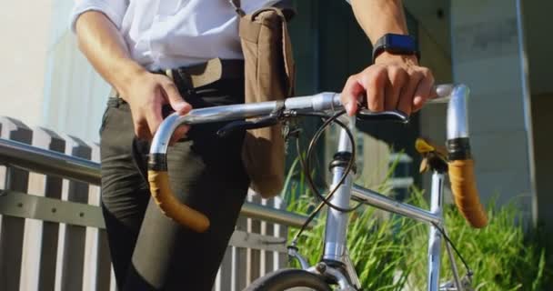 Seção Média Homem Andando Junto Com Bicicleta Cidade — Vídeo de Stock