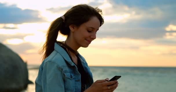 Primer Plano Mujer Usando Teléfono Móvil Playa — Vídeos de Stock
