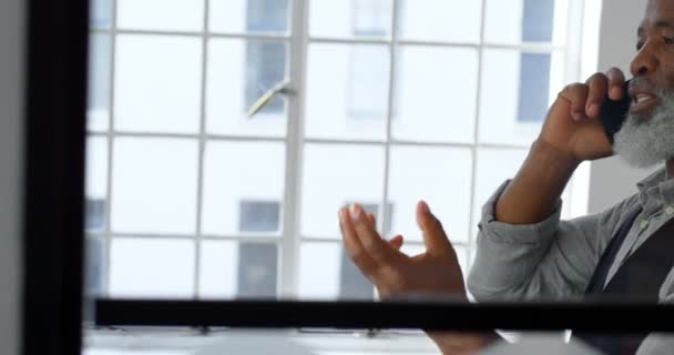 Reifer Geschäftsmann Telefoniert Büro — Stockvideo