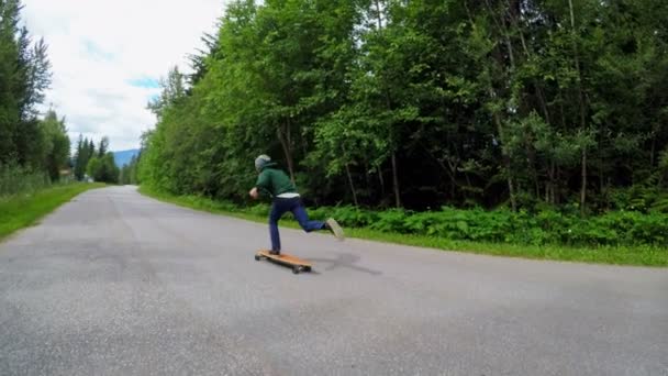 Vista Posteriore Dell Uomo Che Guida Uno Skateboard Sulla Strada — Video Stock