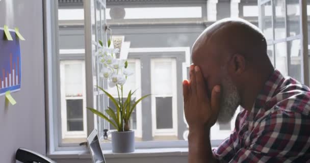 Empresário Estressado Sentado Mesa Com Mão Testa Escritório — Vídeo de Stock