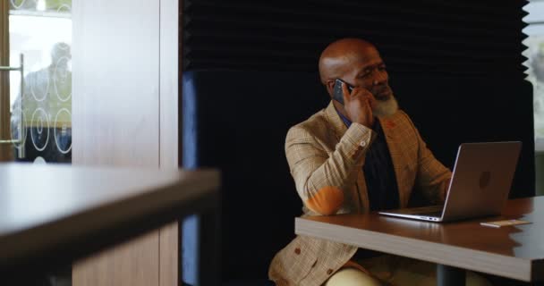 Hombre Mayor Usando Teléfono Móvil Oficina — Vídeo de stock