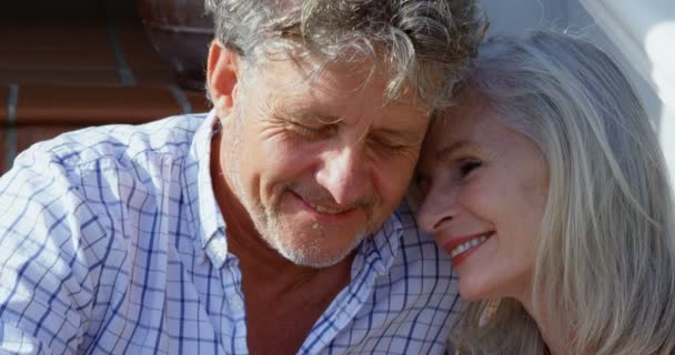 Ρομαντικό Ζευγάρι Ανώτερος Καθισμένος Στην Βεράντα Στο Σπίτι — Αρχείο Βίντεο