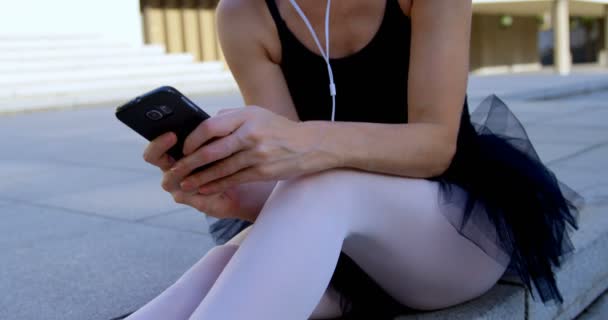 Cep Telefonuyla Kaldırımda Güzel Kadın Bale Dansçısı — Stok video