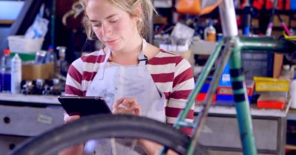 Mooie Vrouw Met Behulp Van Digitale Tablet Workshop — Stockvideo