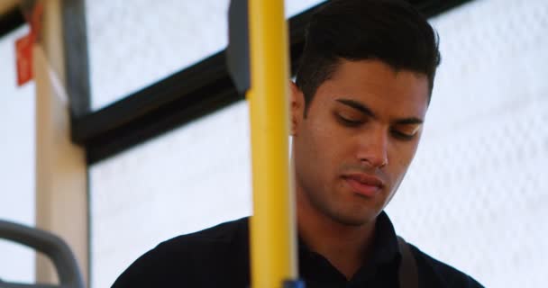 Yakın Çekim Düşünceli Insanın Otobüs — Stok video
