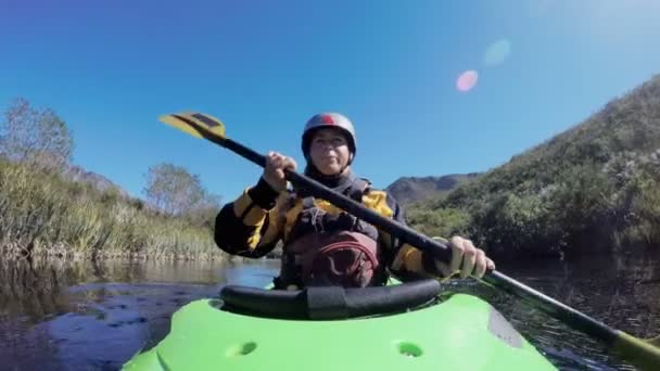 Donna Kayak Nel Lago Campagna Giorno Sole — Video Stock