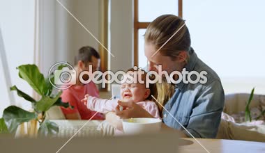 Annesi onu evde yemek beslenme sırasında 4 k ağlayan bebek