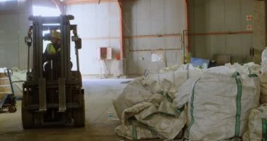 Forklift 4 k depoda çalışan özenli erkek işçi