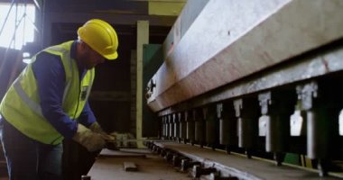 Erkek işçisi 4 k depoda makinede yan görünüm