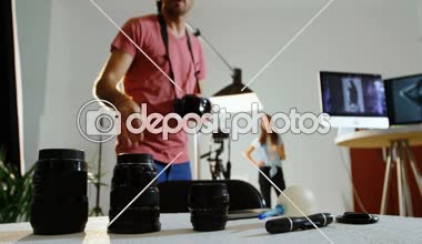 Erkek fotoğrafçı kameranın fotoğraf Studio 4 k lens değiştirme