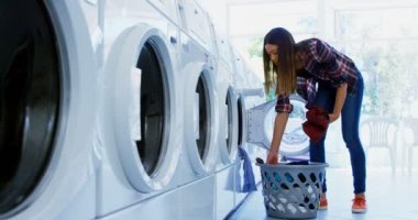 Kadın giyim çamaşır makinesi, Çamaşırhane 4 k içine koyarak