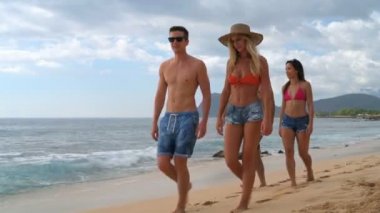 4 k sahilde yürüyüş çiftler Close-up