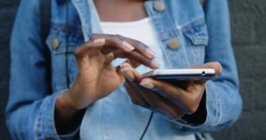 Cep telefonu duvar 4 k yaslanmış iken kullanan kadın orta bölümünde