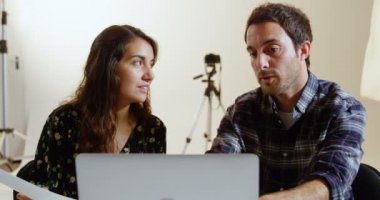 Fotoğrafçılar fotoğraf stüdyosu 4 k Danışma laptop üzerinde tartışıyor