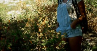 Eller kalçalara kırsal 4 k ile ayakta düşünceli kadın uzun yürüyüşe çıkan kimse