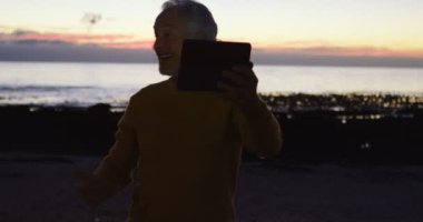 Mutlu komuta sizde sahilde 4 k dijital tablet kullanma
