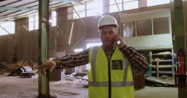 Cep telefonu 4 k depoda konuşurken erkek işçi