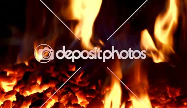 Şömine atölye içinde alev ve sıcak coals yanan yakın çekim