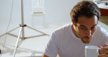 Erkek fotoğrafçı fotoğraf stüdyosu 4 k çok ciddiyim