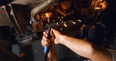 Erkek makinist 4 k garajda yanan meşale kullanarak