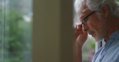 Komuta sizde 4 k evde pencereden bakarak üzgün