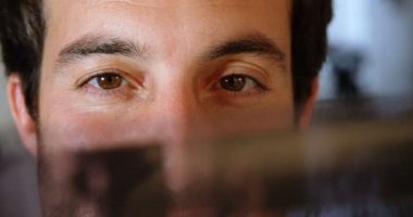 Erkek fotoğrafçı fotoğraf Studio 4 k kamera film şeridi kontrol