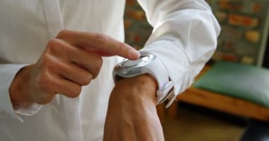 Kadın yönetici smartwatch kullanma office 4 k Close-up
