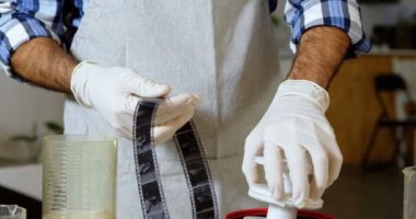 Erkek fotoğrafçı fotoğraf Studio 4 k kamera film şeridi geliştirme