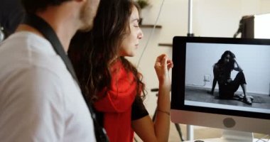 Erkek fotoğrafçı ve yere fotoğraf fotoğraf Studio 4 k modeli tartışıyor