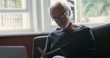 Komuta sizde ev 4 k oturma odasında bir kitap okuma