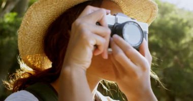 Kırsal 4 k vintage fotoğraf makinesi ile fotoğraf tıklayarak kadın uzun yürüyüşe çıkan kimse