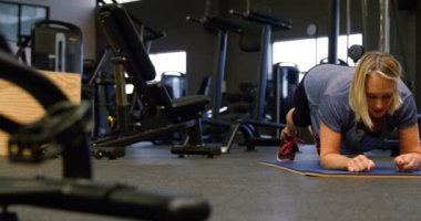 Üst düzey kadın fitness Studio 4 k tahta yapmaya kararlı