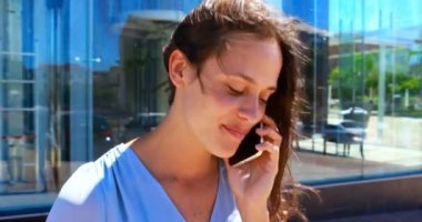 Kadın City 4 k cep telefonunda konuşurken çok ciddiyim