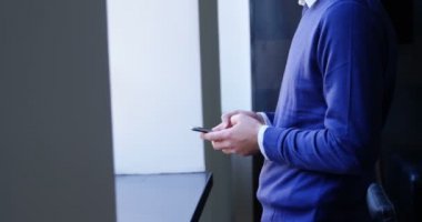 Executive office 4 k penceresinde yanında istimal hareket eden telefon