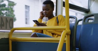 Otobüs 4 k seyahat ederken cep telefonu kullanan genç kadın