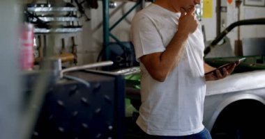 Cep telefonunuzun ve 4 k garajda düşünceli erkek makinist