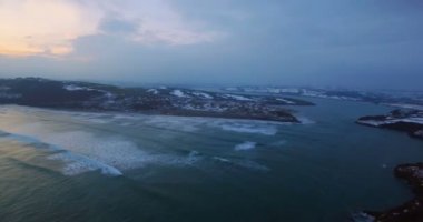 Hava, deniz ve ada 4k gün batımında güzelleştirmek