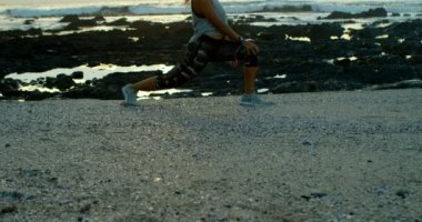 4 k gün batımında sahilde egzersiz kadın yan görünüm