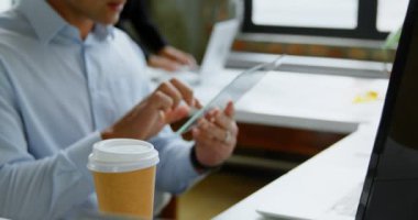 Orta bölüm cam dijital tablet kullanma office 4 k Yönetim Kurulu üyesiydi