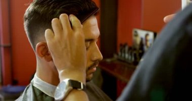 Stil istemcileri saç tarak kuaför dükkanında 4 k ile berber