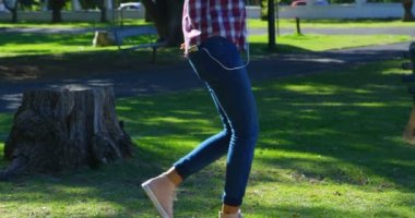 Güzel kadın 4 k parkta oynarken müzik dinleme