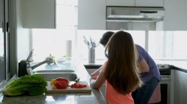 Anne ve kızı evde mutfak 4 k birlikte çalışma