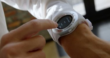 Kadın yönetici smartwatch kullanma office 4 k Close-up