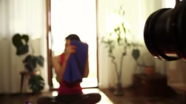 Kadın blogger video yoga hakkında video kayıt ev 4 k